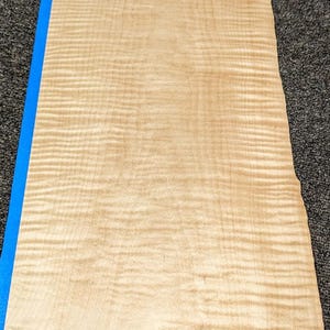 Chapa de madera de arce rizado figurado de 25,4 x 71,1 cm (10" x 28") sin soporte, 0,1 mm (1/42") de espesor, grado AA