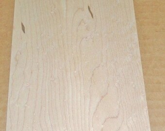 Könnte beinhalten: Nahaufnahme einer hellen Holzfurnierplatte mit natürlicher Holzmaserung. Die Platte ist etwa 30 cm breit und hat eine glatte, polierte Oberfläche.