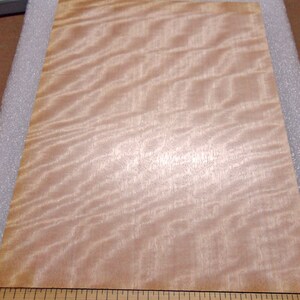 Movingui roze geverfd, kant-en-klaar op 1/4" x 7,5" x 10" mdf-plaat met papieren drager