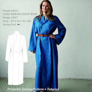 Op de afbeelding: Een printbaar naaipatroon voor een lange kimono-wikkeljurk. Het patroon wordt links in de afbeelding getoond als een lijntekening. Rechts in de afbeelding draagt een vrouw een blauwe jurk met een bruine riem. De tekst op de afbeelding luidt: "Famale pattern LONG KIMONO WRAP ROBE Design: #1017 Sizes: XS-S-M-L-XL-2XL Sewing level: ...000 Printable Sewing Pattern + Tutorial"
