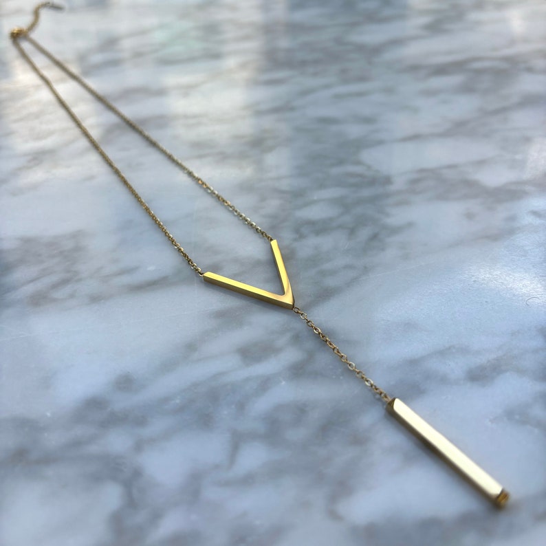 Ketting goud dames korte ketting minimalistisch kette gold short necklace schakelketting v-hanger dunne ketting met hanger afbeelding 3