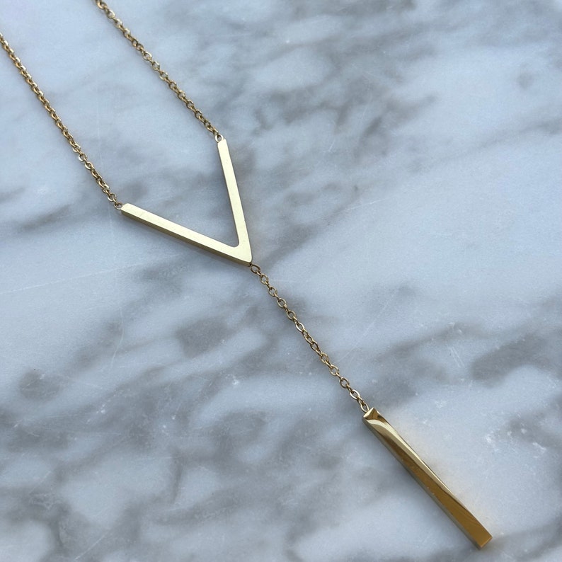 Ketting goud dames korte ketting minimalistisch kette gold short necklace schakelketting v-hanger dunne ketting met hanger afbeelding 2