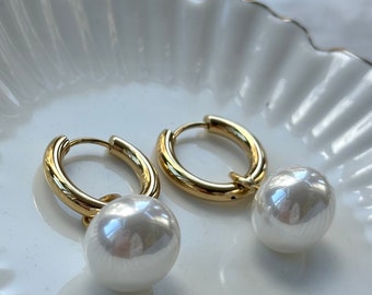 Parel oorbellen - Oorbellen parel hanger - small hoops - kleine oorringen goud - creolen - hoops - minimalistic earrings - pearl