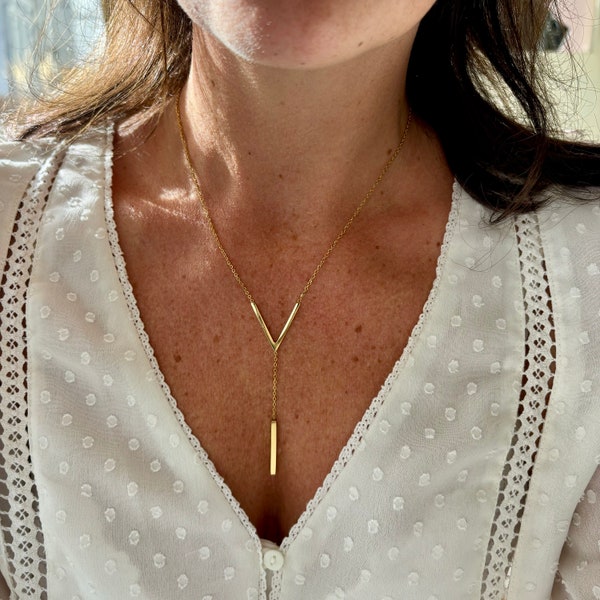 Ketting goud dames - korte ketting - minimalistisch - kette gold - short necklace - schakelketting v-hanger  - dunne ketting met hanger