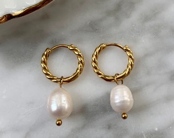 Parel oorbellen - Oorbellen parel hanger - small hoops - kleine oorringen goud - creolen - hoops - minimalistic earrings - pearl