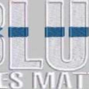 Könnte beinhalten: Ein Design mit weißem, gesticktem Text auf grauem Hintergrund. Das Wort "BLUE" mit einem blauen Balken durch die Buchstaben und darunter "LIVES MATTER". Das Bild hat ein grafisches Design.