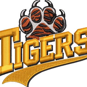 Puede incluir: Diseño bordado con la palabra "Tigers" en oro, contorneada en negro, y una huella de pata de tigre encima. La huella tiene rayas negras y naranjas. Una pancarta dorada se curva debajo del texto.