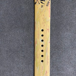 Puede incluir: Correa de reloj Apple Watch de color beige con un dise&ntilde;o de mapa y las palabras "Lost Boys" y "Never Land". La correa incluye una br&uacute;jula y flechas cruzadas, as&iacute; como el texto "Est. 1904."