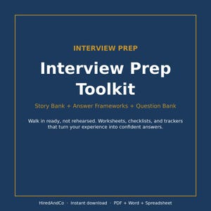 Könnte beinhalten: Ein dunkelblaues digitales Dokument mit dem Titel Interview Prep Toolkit in goldener und weißer Schrift. Es enthält Abschnitte für eine Story Bank, Antwort-Frameworks und eine Fragen-Bank sowie Arbeitsblätter, Checklisten und Tracker.