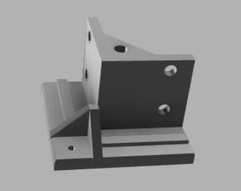 Op de afbeelding: Een grijze metalen hoekbeugel met meerdere gaten voor montage. De beugel heeft een rechte hoek en een vlak oppervlak.