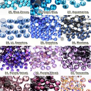 K&ouml;nnte beinhalten: Eine Sammlung runder, facettierter Strasssteine, die in zw&ouml;lf verschiedenen Farbgruppen von 25 bis 36 angeordnet sind. Die Farben umfassen Blue Zircon, Capri Blue, Aquamarine, Lt. Sapphire, Sapphire, Montana, Purple Velvet, Purple Vitrail, Tanzanite, Lt. Amethyst, Amethyst und Transparent Amethyst.