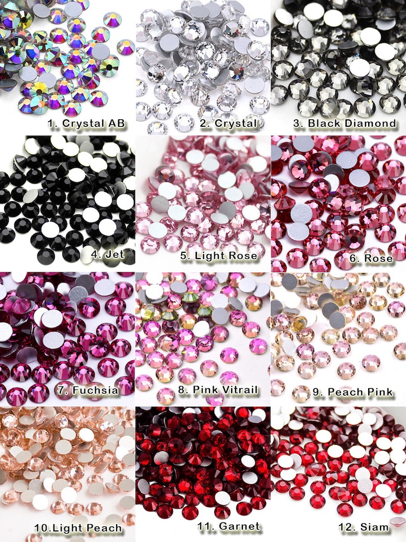 K&ouml;nnte beinhalten: Eine Sammlung von zw&ouml;lf Gruppen runder, facettierter Strasssteine mit flacher R&uuml;ckseite in verschiedenen Farben, beschriftet von 1 bis 12: Crystal AB, Crystal, Black Diamond, Jet, Light Rose, Rose, Fuchsia, Pink Vitrail, Peach Pink, Light Peach, Garnet und Siam.