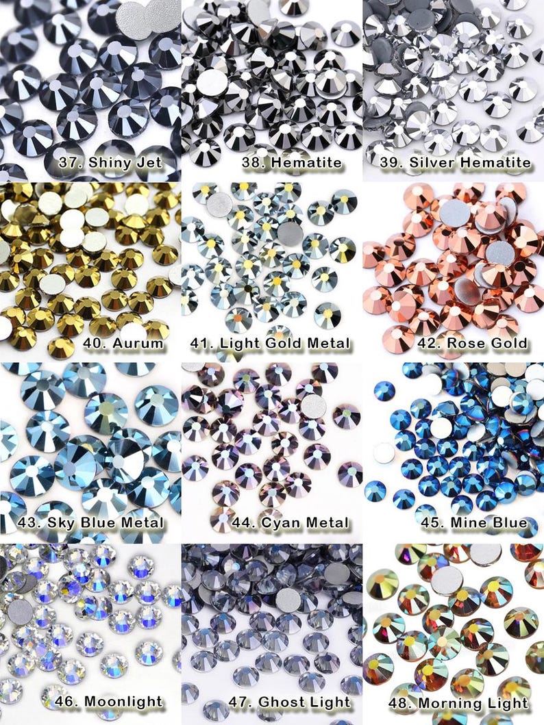 K&ouml;nnte beinhalten: Eine Sammlung von zw&ouml;lf verschiedenen Gruppen runder, facettierter Strasssteine in verschiedenen Farben und Ausf&uuml;hrungen, beschriftet von 37 bis 48, darunter Shiny Jet, Hematite, Silver Hematite, Aurum, Light Gold Metal, Rose Gold, Sky Blue Metal, Cyan Metal, Mine Blue, Moonlight, Ghost Light und Morning Light.