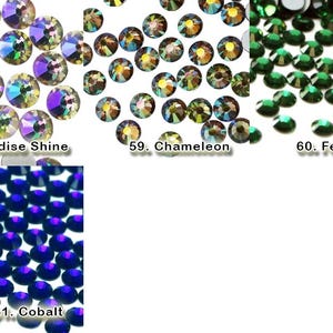 K&ouml;nnte beinhalten: Eine Sammlung runder Strasssteine mit flacher R&uuml;ckseite in vier verschiedenen Farben, beschriftet als 58. Paradise Shine, 59. Chameleon, 60. Fern Green und 61. Cobalt. Jede Gruppe enth&auml;lt zahlreiche kleine, facettierte Kristalle.