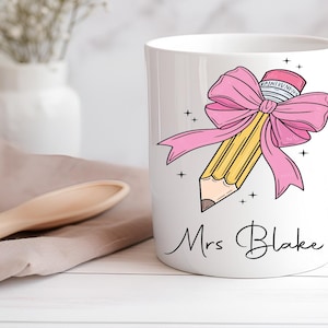 Personalisierte Lehrer Name Weiße Tasse 11 Unzen weiße Keramik Perfekt für Geburtstag, Weihnachten, Dankeschön Geschenk Schule, Uni, Uni