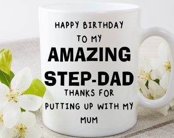 Könnte beinhalten: Weiße Keramiktasse mit schwarzem Text, der lautet: "Happy Birthday to my Amazing Step-Dad Thanks for putting up with my Mum".