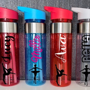 Pode incluir: Seis garrafas de água personalizadas com tampas e corpos de diferentes cores. As garrafas são transparentes com uma faixa prateada no meio. Cada garrafa tem um nome: Evie, Lucy, Millie, Ava, Bella e Liberty. Cada garrafa também tem uma silhueta de uma bailarina.