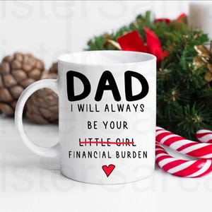 Op de afbeelding: Een witte keramische mok met een zwart en rood ontwerp. De mok heeft de tekst "DAD I WILL ALWAYS BE YOUR LITTLE GIRL FINANCIAL BURDEN" met een rood hartje onderaan.