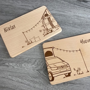 Urlaub mit Dachzelt Brettchen Set Partnerbrettchen Van Camper mit Dachzelt für Campingfans Dauercamper Vanlife Urlaub mit dem Campingbus auf dem Campingplatz besondere Geschenkidee  mit Namen personalisiert individuelles Geschenk