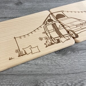 Urlaub mit Dachzelt Brettchen Set Partnerbrettchen Van Camper mit Dachzelt für Campingfans Dauercamper Vanlife Urlaub mit dem Campingbus auf dem Campingplatz besondere Geschenkidee  mit Namen personalisiert individuelles Geschenk