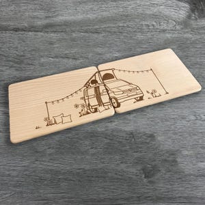 Urlaub mit Dachzelt Brettchen Set Partnerbrettchen Van Camper mit Dachzelt für Campingfans Dauercamper Vanlife Urlaub mit dem Campingbus auf dem Campingplatz besondere Geschenkidee  mit Namen personalisiert individuelles Geschenk