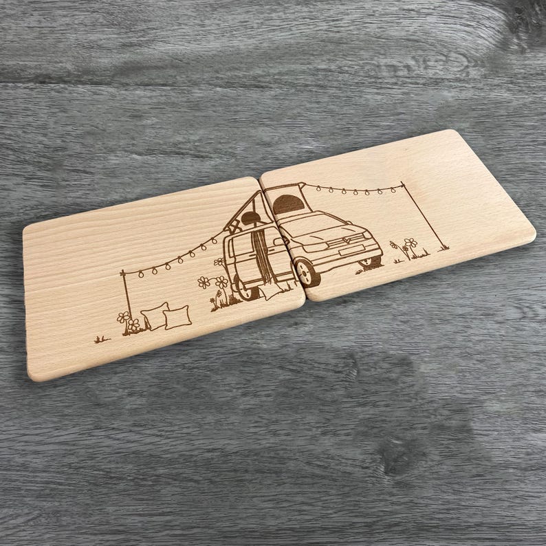 Urlaub mit Dachzelt Brettchen Set Partnerbrettchen Van Camper mit Dachzelt für Campingfans Dauercamper Vanlife Urlaub mit dem Campingbus auf dem Campingplatz besondere Geschenkidee  mit Namen personalisiert individuelles Geschenk