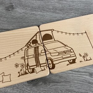 Urlaub mit Dachzelt Brettchen Set Partnerbrettchen Van Camper mit Dachzelt für Campingfans Dauercamper Vanlife Urlaub mit dem Campingbus auf dem Campingplatz besondere Geschenkidee  mit Namen personalisiert individuelles Geschenk