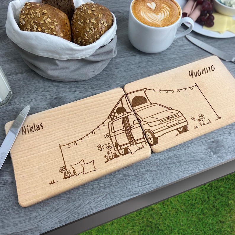 Urlaub mit Dachzelt Brettchen Set Partnerbrettchen Van Camper mit Dachzelt für Campingfans Dauercamper Vanlife Urlaub mit dem Campingbus auf dem Campingplatz besondere Geschenkidee  mit Namen personalisiert individuelles Geschenk