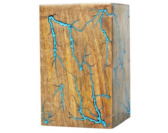 Könnte beinhalten: Eine Holzkiste mit einem türkisblauen Harzdesign, das an Blitze erinnert. Die Kiste ist aus Naturholz in hellbrauner Farbe.