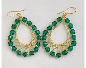 Boucles d’oreilles de forme de goutte colorées d’or avec des cristaux