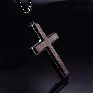 Zwarte roestvrijstalen kruisketting heren met ebbenhouten hanger, houten jubileumcadeaus, cadeau voor hem, kerstcadeaus voor mannen