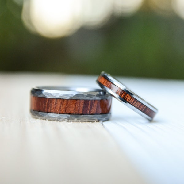 Combine sus anillos de tungsteno y los suyos con incrustaciones de madera de Koa y conjunto de alianzas de boda de madera de textura martillada, conjunto de alianzas de boda, conjunto de anillos de boda