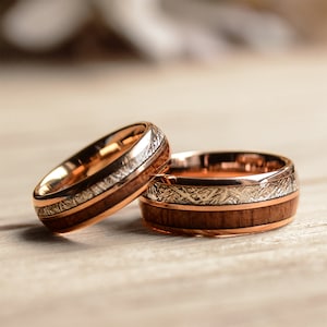 Combine os anéis de tungstênio em ouro rosa dele e dela com meteorito e conjunto de aliança de casamento em madeira embutida, conjunto de aliança de casamento em ouro rosa, conjunto de aliança de casamento