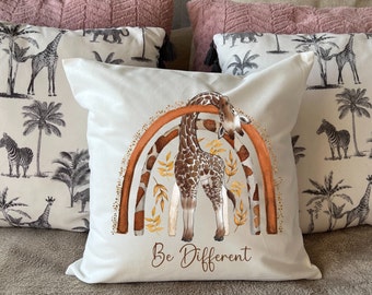 "Handbedrucktes Dekokissen ""Be diverse"" Giraffe, 40 x 40 cm)