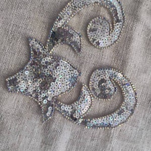 Broderie couleur argent créé à la main