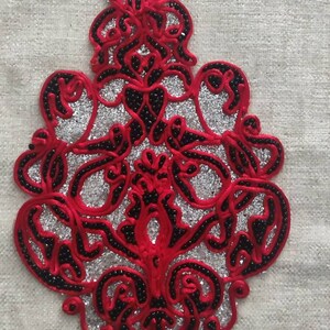 Broderie couleur argent et rouge créé à la main
