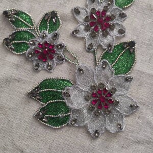 Broderie couleur argent , vert et rouge créé à la main
