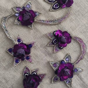 Broderie couleur argent et fushia créé à la main