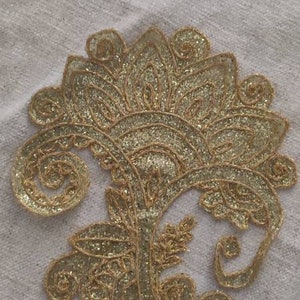Broderie couleur or créé à la main
