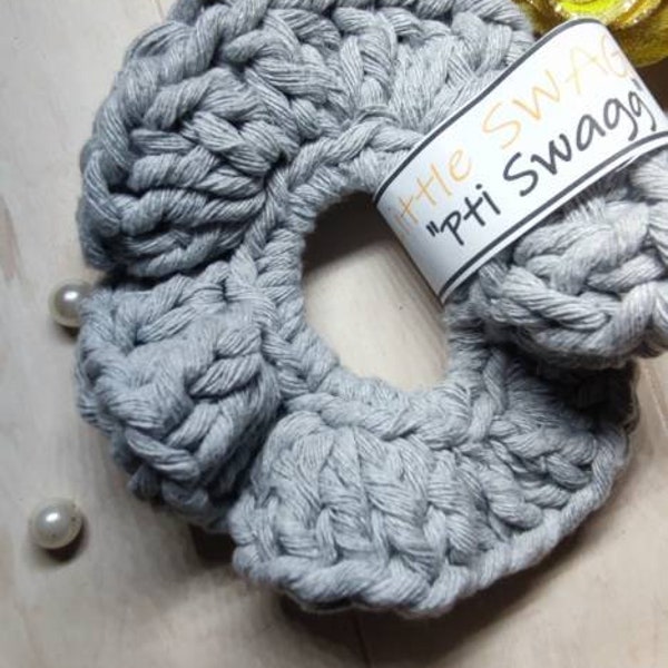 fait main Chouchou gris  tricoté en laine pour votre queue de cheval ou chignon