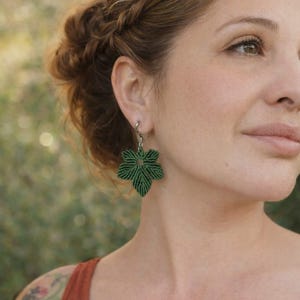 Pendientes de hojas en macramé estilo boho. Hechos a mano. Boho earrings
