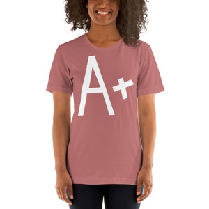 Dieses Unisex-Kurzarm-T-Shirt schließt mit Auszeichnung ab.