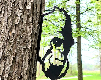 Bigfoot Peeking Sasquatch Metal Yard Art: Funny Tree Stake