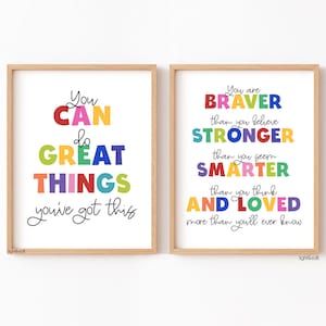 Puede incluir: Dos impresiones enmarcadas con citas motivacionales en letras de colores. La primera impresión dice "You CAN do GREAT THINGS you've got this". La segunda impresión dice "You are BRAVER than you believe STRONGER than you seem SMARTER than you think AND LOVED more than you'll ever know".