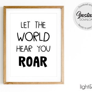 Pode incluir: Uma impressão emoldurada com as palavras "LET THE WORLD HEAR YOU ROAR" em letras pretas em negrito. A impressão está em uma moldura branca com uma moldura de madeira marrom clara. Um gráfico circular diz "Download instantâneo".
