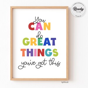 Puede incluir: Una impresión enmarcada con las palabras "You CAN do GREAT THINGS, you've got this" en letras de colores. La impresión está en un marco de madera clara e incluye una pegatina circular que dice "Ready to Use".