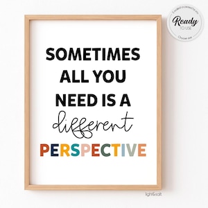 Op de afbeelding: Een ingelijste print met de woorden "SOMETIMES ALL YOU NEED IS A different PERSPECTIVE" in zwarte en kleurrijke letters. De print zit in een licht houten frame en heeft een ronde sticker met de tekst "Ready TO USE". De rechter benedenhoek heeft de tekst "light&salt."