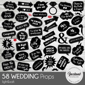 Pode incluir: Um conjunto de 58 adereços de cabine de fotos de casamento em preto e branco com vários dizeres e designs. Os adereços são impressos em cartolina e têm uma borda branca. Os adereços incluem dizeres como "Time do Noivo", "Estou aqui pelo bolo", "A Rainha da Dança", "Padrinho", "Peguei o buquê" e "Melhor Casamento de Todos os Tempos!"