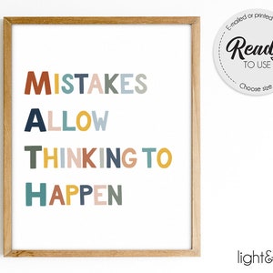 Pode incluir: Uma impressão de arte de parede imprimível com o texto "MISTAKES ALLOW THINKING TO HAPPEN" em letras coloridas sobre um fundo branco. A impressão é emoldurada em uma moldura de madeira marrom clara.