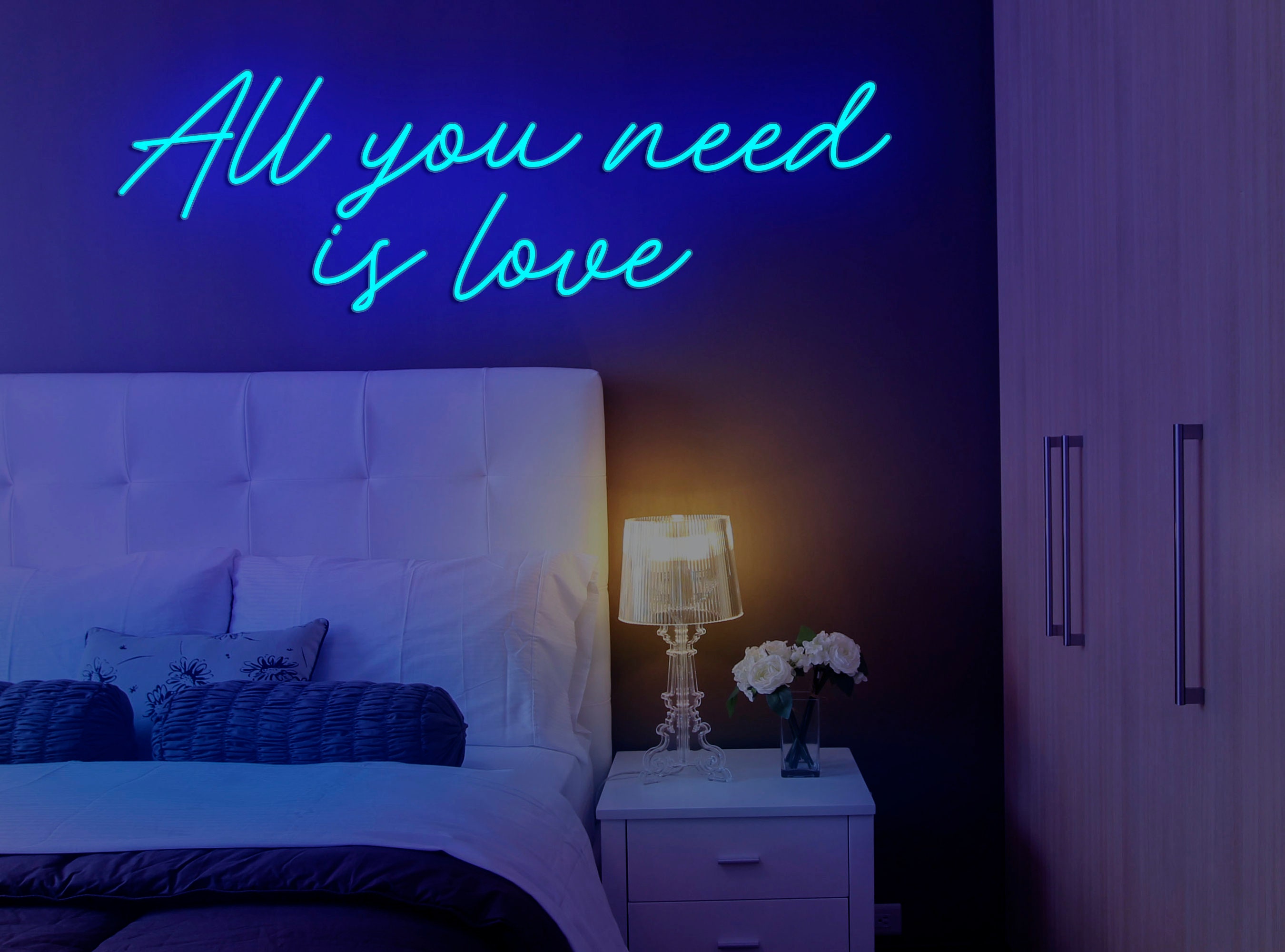 Loving this bedroom vibe, do you? ⁠💖 All our LED neon signs are